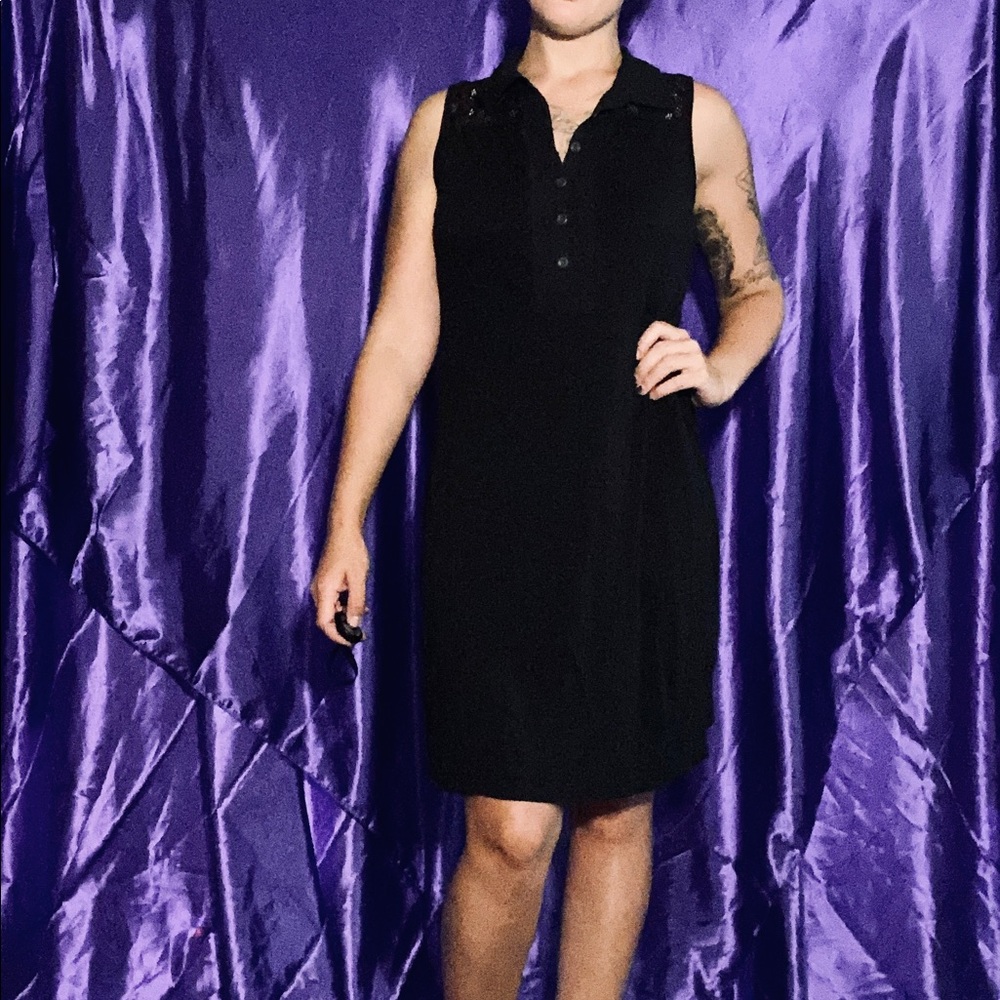Sleeveless LBD with collar and lace